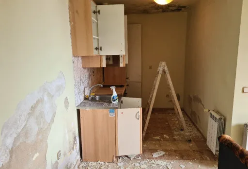Innenausbesserungsarbeiten und Fassadenanstrich eines Hauses in Varna