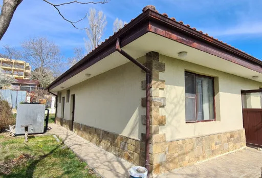 Innenausbesserungsarbeiten und Fassadenanstrich eines Hauses in Varna