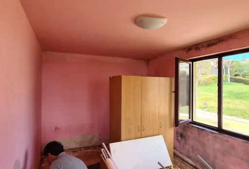Innenausbesserungsarbeiten und Fassadenanstrich eines Hauses in Varna