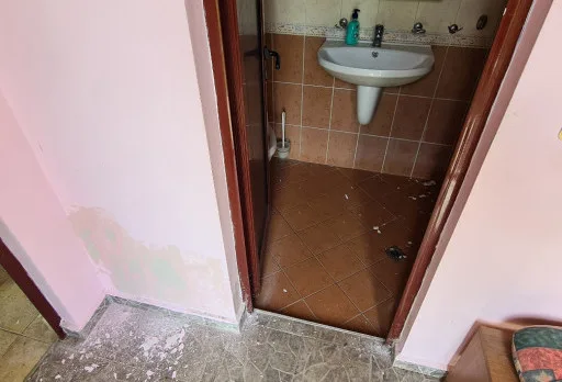 Innenausbesserungsarbeiten und Fassadenanstrich eines Hauses in Varna