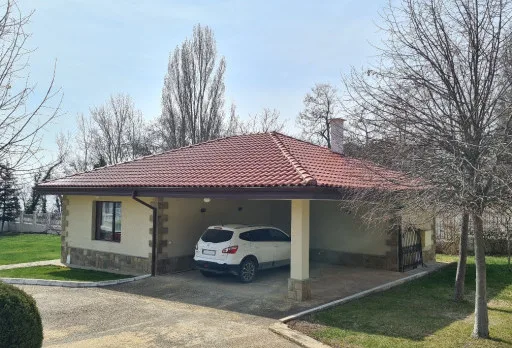 Innenausbesserungsarbeiten und Fassadenanstrich eines Hauses in Varna
