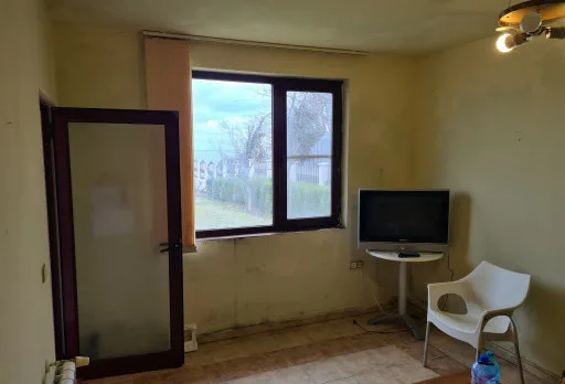 Innenausbesserungsarbeiten und Fassadenanstrich eines Hauses in Varna
