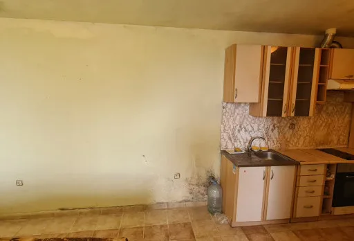 Innenausbesserungsarbeiten und Fassadenanstrich eines Hauses in Varna