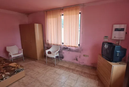 Innenausbesserungsarbeiten und Fassadenanstrich eines Hauses in Varna