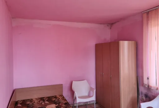 Innenausbesserungsarbeiten und Fassadenanstrich eines Hauses in Varna