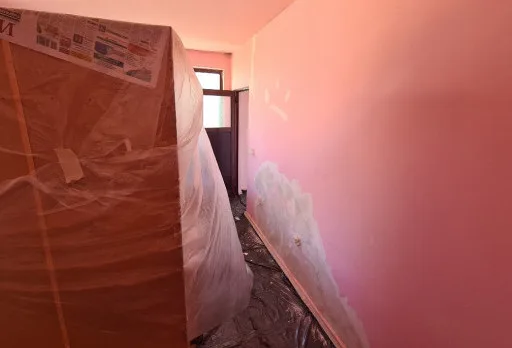 Innenausbesserungsarbeiten und Fassadenanstrich eines Hauses in Varna