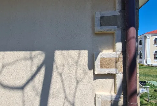 Innenausbesserungsarbeiten und Fassadenanstrich eines Hauses in Varna