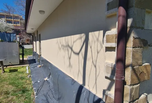 Innenausbesserungsarbeiten und Fassadenanstrich eines Hauses in Varna