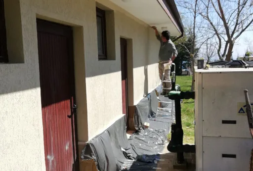 Innenausbesserungsarbeiten und Fassadenanstrich eines Hauses in Varna