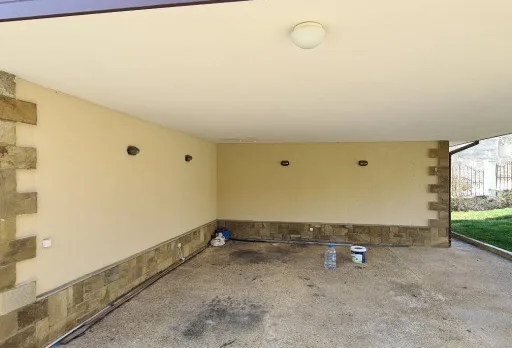 Innenausbesserungsarbeiten und Fassadenanstrich eines Hauses in Varna