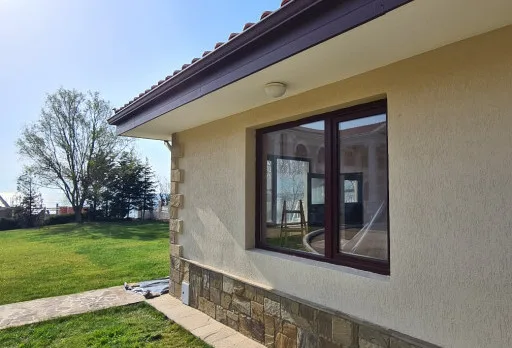 Innenausbesserungsarbeiten und Fassadenanstrich eines Hauses in Varna