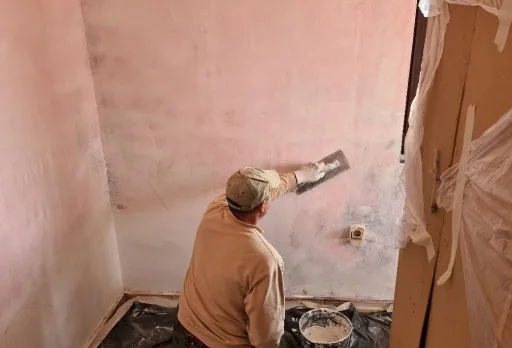 Innenausbesserungsarbeiten und Fassadenanstrich eines Hauses in Varna