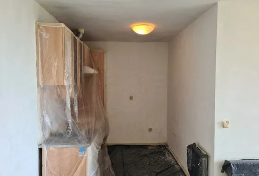 Innenausbesserungsarbeiten und Fassadenanstrich eines Hauses in Varna