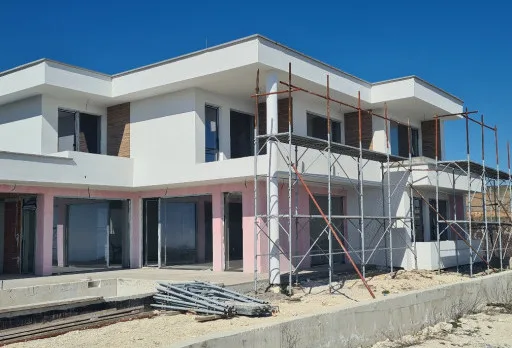 Модерна вила с плосък покрив в Балчик