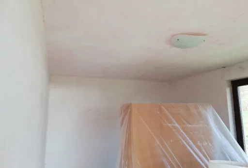 Innenausbesserungsarbeiten und Fassadenanstrich eines Hauses in Varna