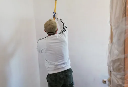 Innenausbesserungsarbeiten und Fassadenanstrich eines Hauses in Varna