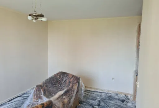 Innenausbesserungsarbeiten und Fassadenanstrich eines Hauses in Varna
