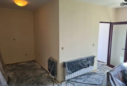 Innenausbesserungsarbeiten und Fassadenanstrich eines Hauses in Varna