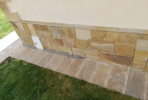 Innenausbesserungsarbeiten und Fassadenanstrich eines Hauses in Varna