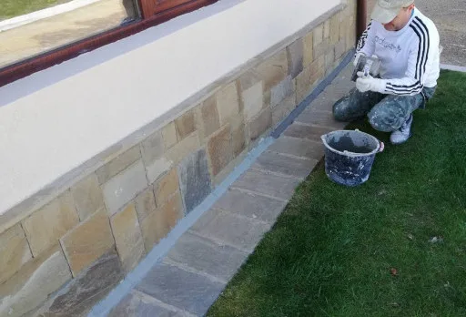 Innenausbesserungsarbeiten und Fassadenanstrich eines Hauses in Varna