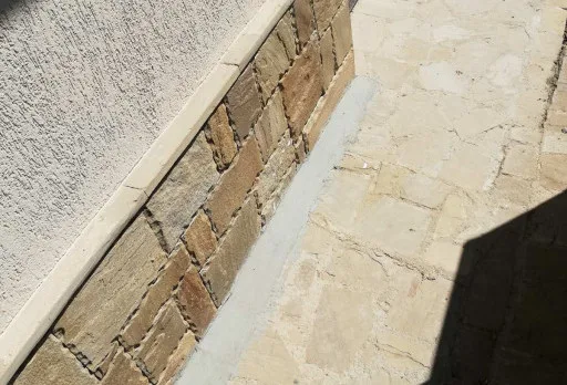 Innenausbesserungsarbeiten und Fassadenanstrich eines Hauses in Varna