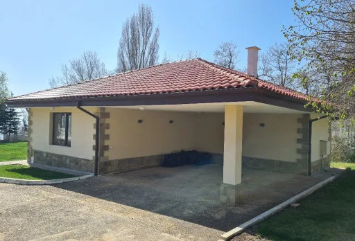 Innenausbesserungsarbeiten und Fassadenanstrich eines Hauses in Varna
