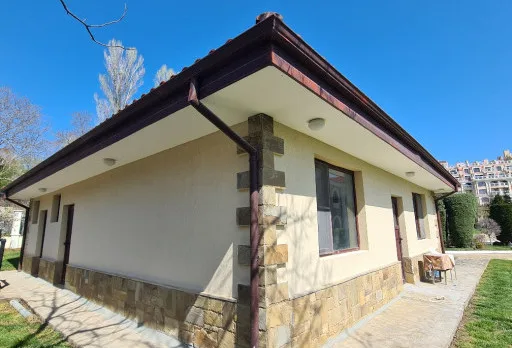Innenausbesserungsarbeiten und Fassadenanstrich eines Hauses in Varna