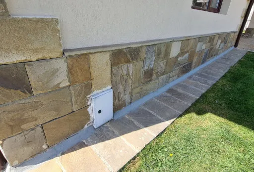 Innenausbesserungsarbeiten und Fassadenanstrich eines Hauses in Varna