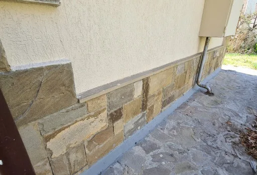 Innenausbesserungsarbeiten und Fassadenanstrich eines Hauses in Varna