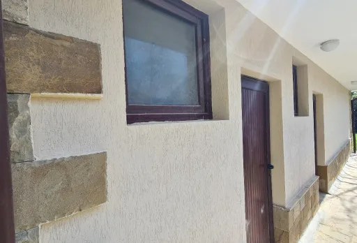 Innenausbesserungsarbeiten und Fassadenanstrich eines Hauses in Varna
