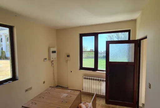 Innenausbesserungsarbeiten und Fassadenanstrich eines Hauses in Varna
