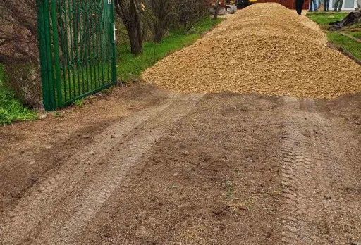 Направа на път за коли към къща близо до Дуранкулак
