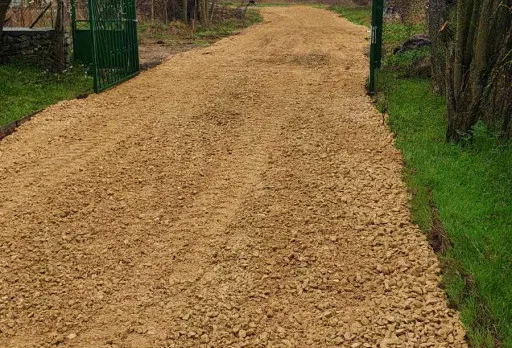 Направа на път за коли към къща близо до Дуранкулак