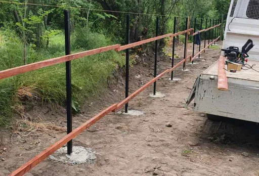 Строителство на дървена ограда и портал близо до Шабла