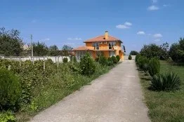 Außenanstrich und Reparaturarbeiten im Dorf Sokolovo, Balchik