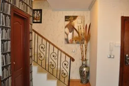 Anbringen von Tapeten in einer Wohnung in Golden Sands