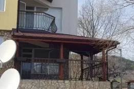 Монтаж на навес от дърво и битумни керемиди до Албена