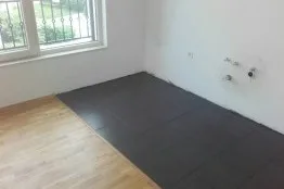 Einbau von Küchenböden in einer Wohnung in St. Constantine und Helena
