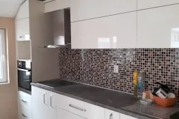 Malerarbeiten und Bodenbelag in einer Wohnung in Varna