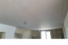 Installation einer Gipskartondecke mit Rahmen im Raum Balchik