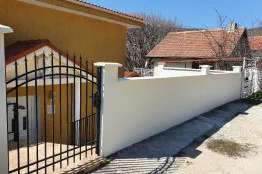 Konservierungs- und Reparaturarbeiten an einer Außenmauer im Gebiet Albena