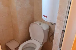 Bau- und Reparaturarbeiten an einem Duschraum in einem Haus in Balchik