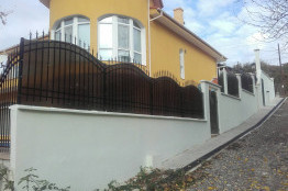 Монтаж на оградни пана и поликарбон на къща до Албена