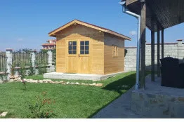 Строителство на дървена барака до Каварна