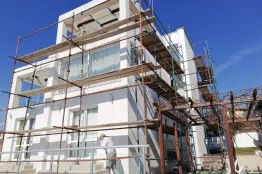 Verputz und Anstrich der Fassade einer Villa in Balchik