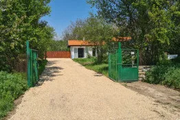 Направа на път за коли към къща близо до Дуранкулак