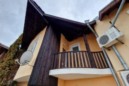 Reparaturarbeiten an einem Haus im Dorf Rogachevo, Balchik