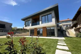 Двуетажна къща 