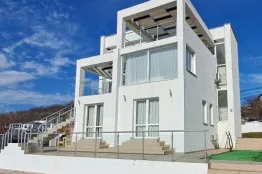 Reparaturarbeiten an einer Terrasse eines Hauses in Balchik