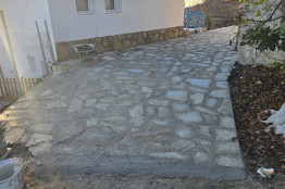 Направа на настилка от камък гнайс по паркинг и външно стълбище